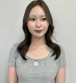 セミロング sunc所属・韓国風レイヤーカット グレージュ/大希のヘアスタイル