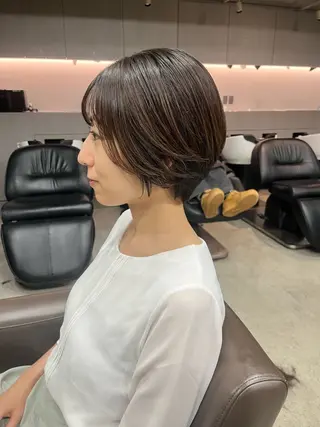 ショート カラー 曲がる縮毛矯正 センターパートのヘアスタイル