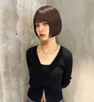 ショート カラー サキ🤍ハイトーン 🩰くびれ巻きヘアのヘアスタイル