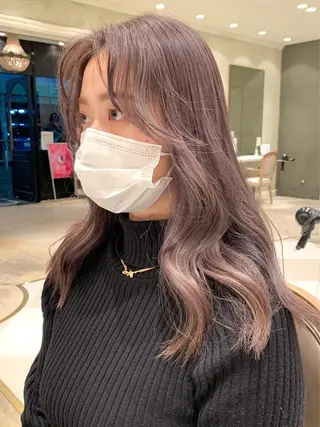 ロング カラー SAKINO． ベージュカラーのヘアスタイル