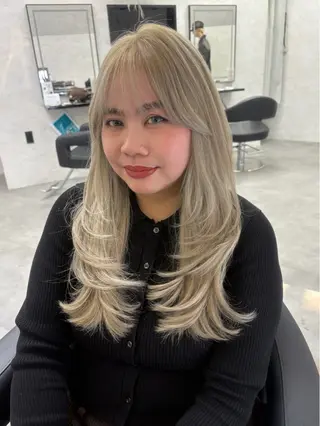 ロング ブリーチなしカラー ダブルカラーエクステのヘアスタイル