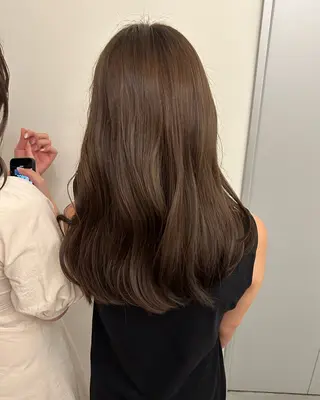 セミロング 【銀座】艶髪/上品な カラー特化/涼/駅近のヘアスタイル