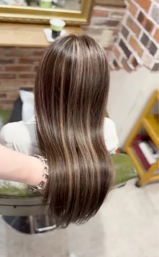 ロング 飯星慧斗 /ブリーチ、縮毛矯正のヘアスタイル