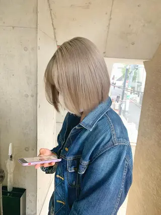 ショート カラー ミルクティーベージュ ブリーチ 店長 清水のヘアスタイル