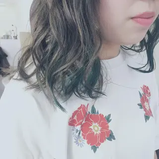 ミディアム カラー パーマ ヘアアレンジ 推し活専用 【派手髪】飯野ゆかりのヘアスタイル