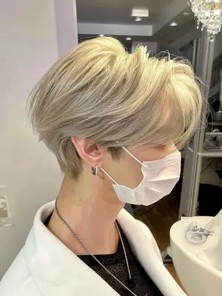 ミディアム メンズハイトーン メンズバレイヤージュのヘアスタイル