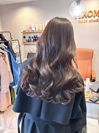 セミロング 艶髪／透け感カラー ／ＲＹＯのヘアスタイル