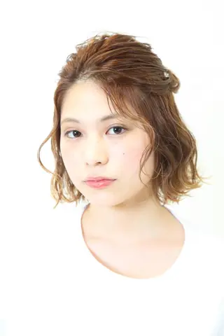ミディアム ヘアアレンジ TAI透明カラー 柔らかい縮毛矯正のヘアスタイル