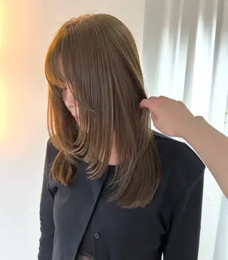 セミロング カラー aoi /one color/艶髪のヘアスタイル