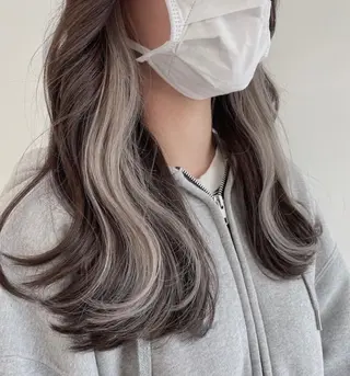 ロング カラー サキ🤍ハイトーン 🩰くびれ巻きヘアのヘアスタイル