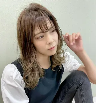 ミディアム カラー 寺本 早希のヘアスタイル