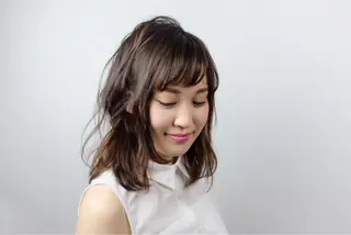 ミディアム 佐山 眞紀のヘアスタイル