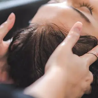 ミディアム 吉岡 菜月のヘアスタイル