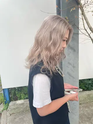 セミロング カラー ミルクティー× グレージュMOMOのヘアスタイル