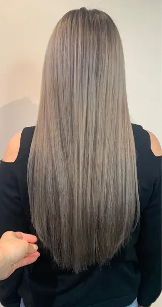 ロング Lilly 中谷友里のヘアスタイル