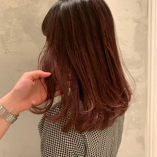 ロング SAKINO． ベージュカラーのヘアスタイル