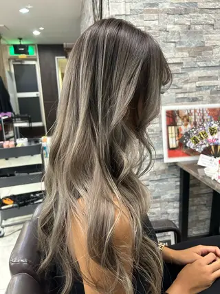 ロング カラー ハイトーン Arphyのヘアスタイル