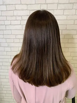 ミディアム カラー アートディレクター 尾内 友美のヘアスタイル