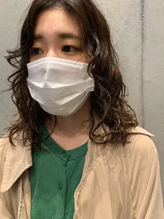 セミロング パーマ ブリーチなしWカラー /地毛風/小林凪沙のヘアスタイル