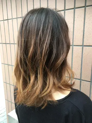 セミロング 【白髪ぼかし】 矢内　夏輝のヘアスタイル