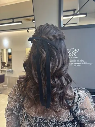 ロング 赤みなしオリーブ ハイトーン×レイヤーのヘアスタイル