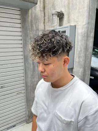 ショート パーマ メンズ ⚡メンズパーマフ ェードカットTomyのヘアスタイル
