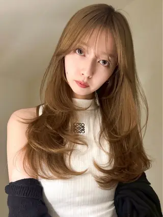 ロング カラー レイヤー/顔周り ブリーチカラーのヘアスタイル