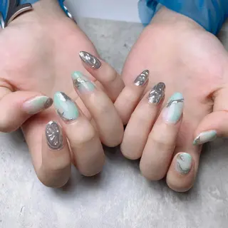 ネイル 🦋 Queenieのネイルデザイン