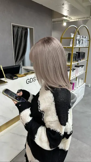 ミディアム 韓国風 白髪ぼかし NAOTOのヘアスタイル