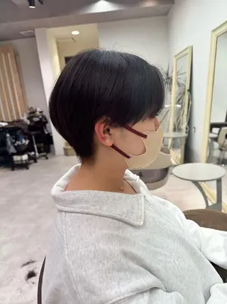 ショート レイヤー/顔まわり カット/地毛風カラーのヘアスタイル