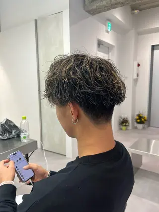 ショート ⚡メンズパーマフ ェードカットTomyのヘアスタイル