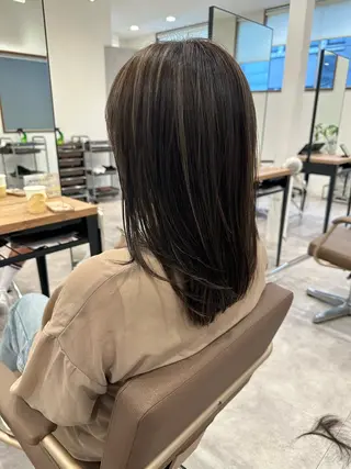 セミロング カラー 白髪ぼかしハイライト レイヤー川口 元気のヘアスタイル