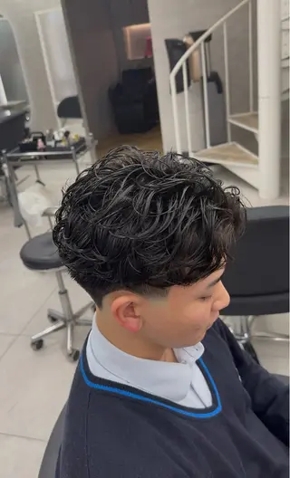 パーマ 波巻き/シャドウ /フェザー/有馬琉翔のヘアスタイル