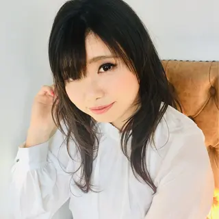 セミロング ERIKO Tのヘアスタイル