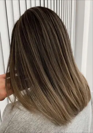 セミロング カラー れい🫧 ハイトーン特化のヘアスタイル
