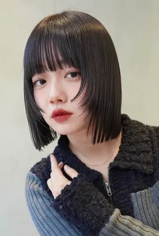 ミディアム カラー 圧倒的 毛流れ センターパートのヘアスタイル
