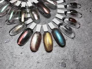 ショート カラー ネイル マツエク・マツパ illum hicariのネイルデザイン