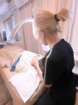 肌に自信のない人 専門サロンのエステ・リラクイメージ