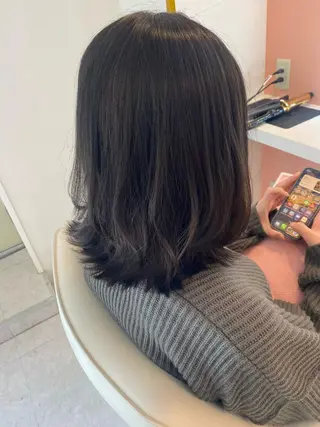 ミディアム カラー 梛木 唯のヘアスタイル