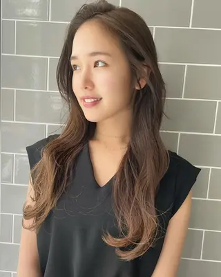 ロング カラー LANVERY所属・うる艶ヘア💐 艶ハイトーン💐彩夏のヘアスタイル