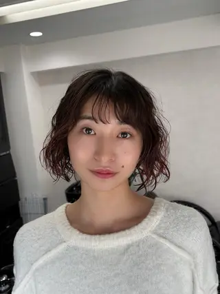 ショート パーマ 韓国レイヤー⋆౨ৎﾟ 透カラー🩶／ユウキのヘアスタイル