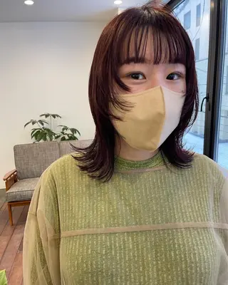 ミディアム カラー 💓パーマ，💗 レイヤーカットのヘアスタイル