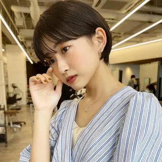 ショート レイヤーカット/透 明感カラー/西田祐賀のヘアスタイル