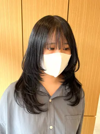 セミロング issy/ハイライト ハイトーン／レイヤーのヘアスタイル