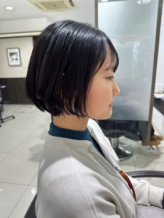 ショート レイヤー 艶々カラーのヘアスタイル