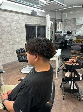 メンズ フェードパーマ 新倉幸之助のヘアスタイル