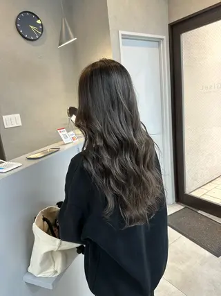 ロング カラー ジゼル小倉谷内尾祐音 ケアブリーチのヘアスタイル