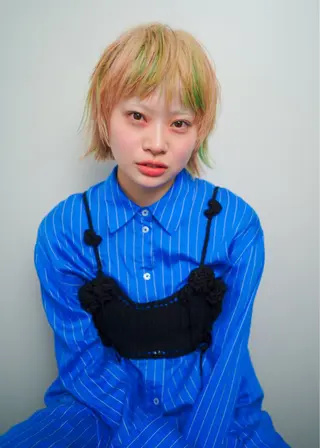 ショート カラー BURROW うえみ 寿々のヘアスタイル