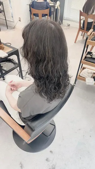 セミロング カラー パーマ ヘアアレンジ メンズ キッズ ネイル マツエク・マツパ アイブロウ レイヤーカット／顔周 りカット/縮毛矯正のヘアスタイル