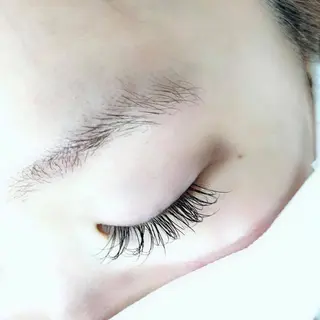 マツエク・マツパ レイヤーカット✖️ 柔らかベージュカラーのヘアスタイル